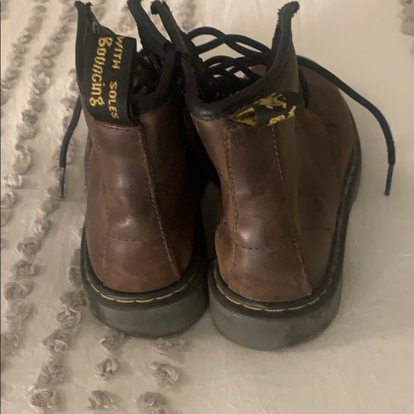 Kids Dr Martens brown SIZE 2 - Picture 2 of 3